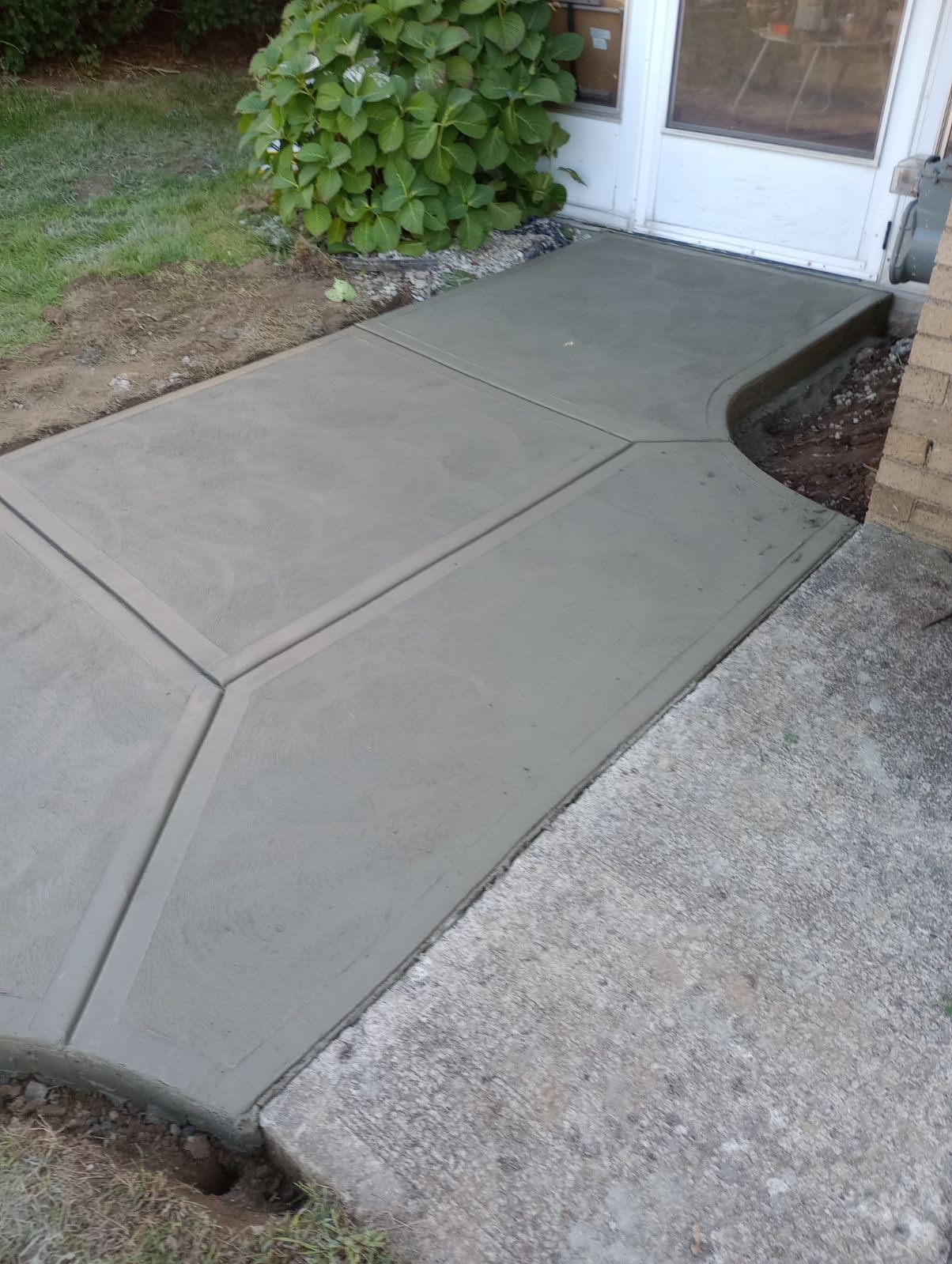 Decorative bordered concrete walkway